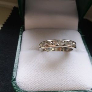 Ladies Wedding Band 11 diamonds